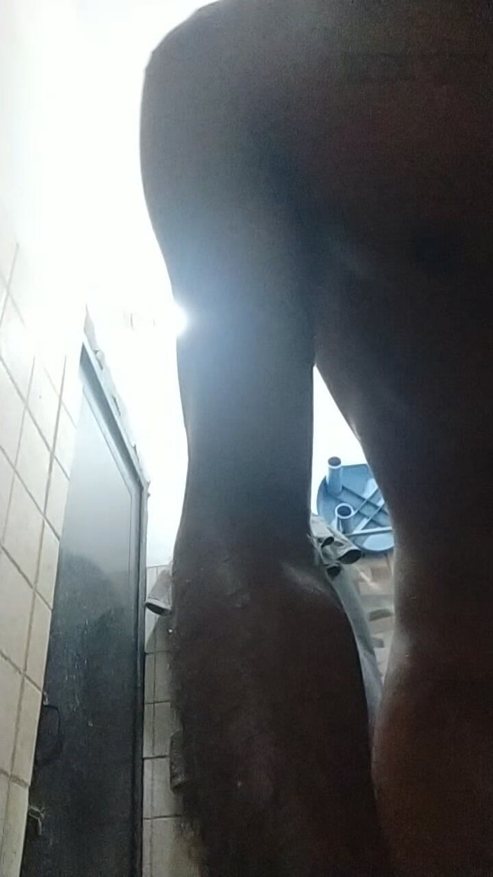Kissing hub studio: I Am Bathing Alone, Someone Please Come