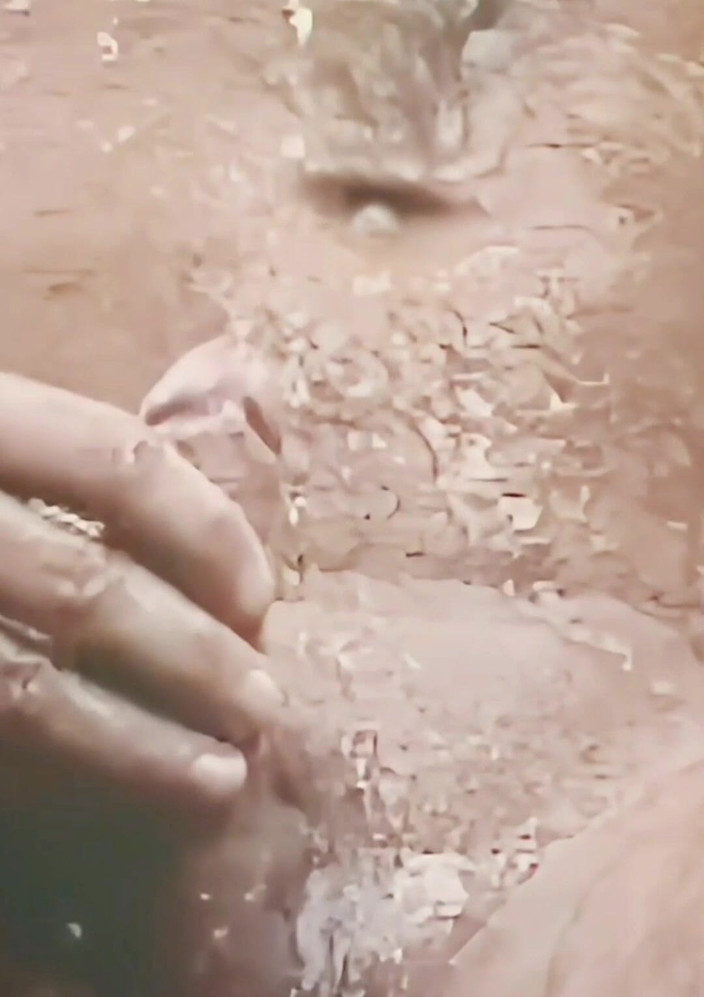 MaleModel: Jeu de pisse avec une bite douce