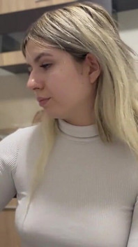 Femeie latino de 19 ani fumând