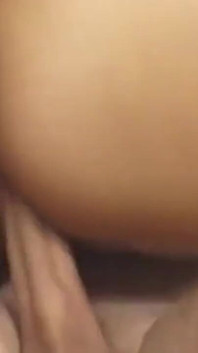 Olgun esmer orta yaşlı seksi kadın damlayan amcığını genişletiyor