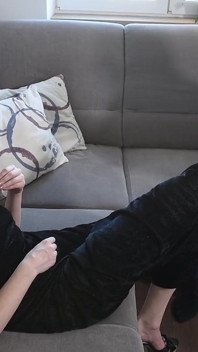 Je příliš brzy na párty, ale její nohy jsou tak sexy!