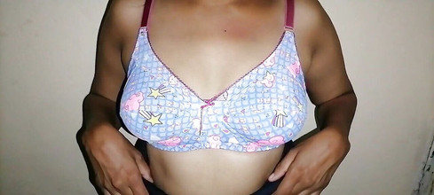 Miya White: Pelakon Milf Bahabi India Bersantai dan Berkongkek dengan buah dada...