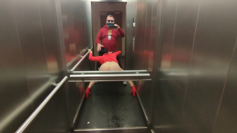 DedeDeville: Zeer risicovolle seks in een lift met hete buurvrouw Dada...