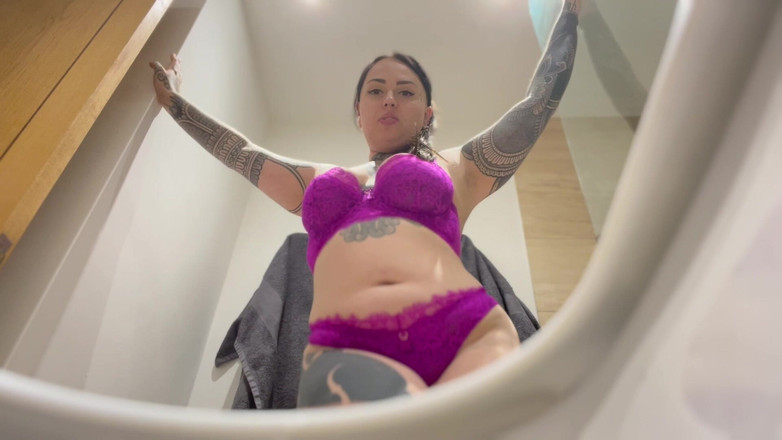 Miss Valentina: Сучка в туалете