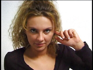 Lucky Cooch: Roztomilá žena ukazuje své sexy plátno