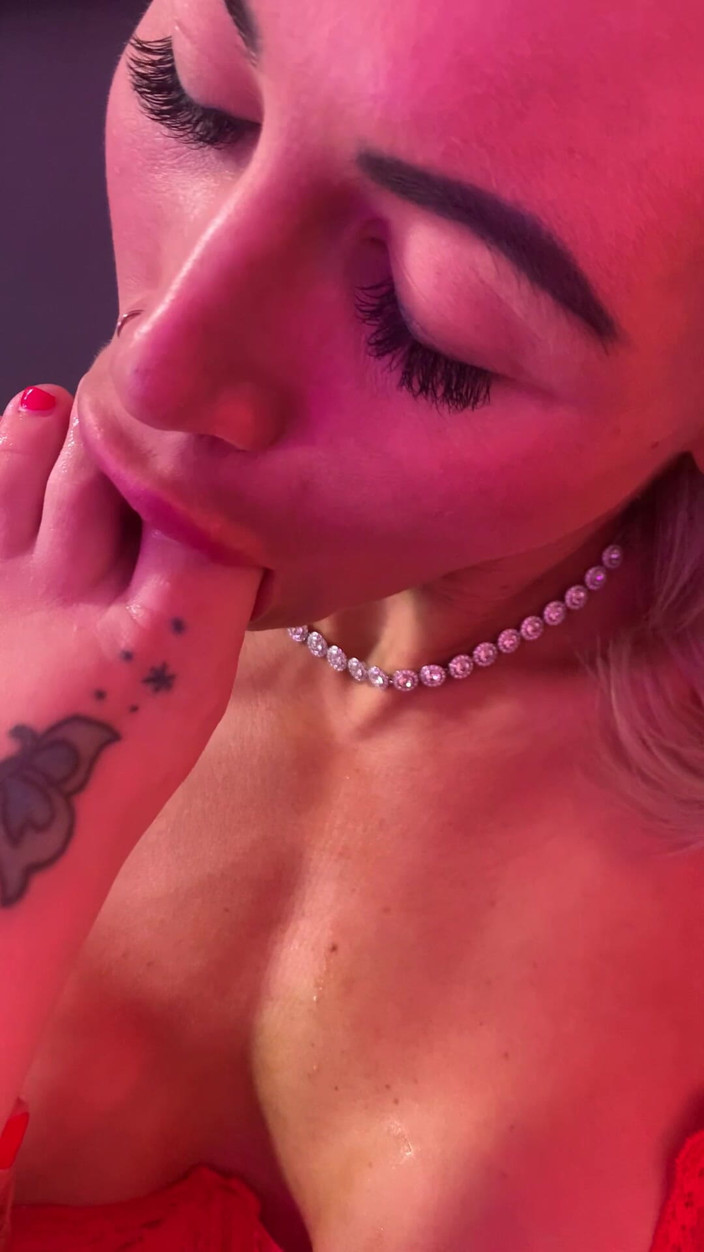 CALLIE ROKS: Worshiping Belleoharas Feet Yummy