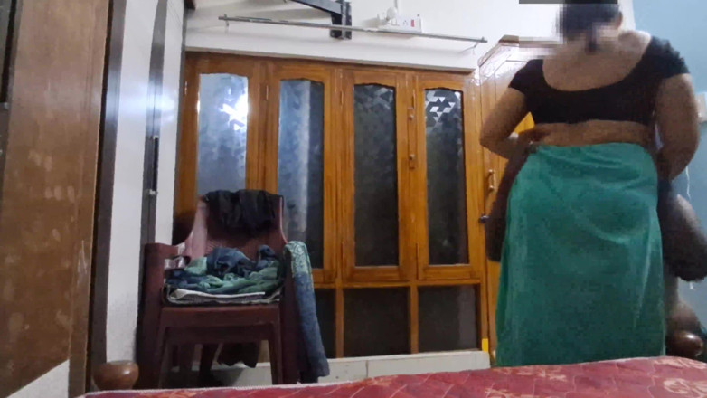 Sexy sindu: Istri India dengan kain sosis lagi melepas bajunya