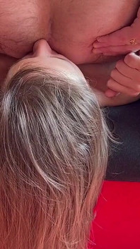 Sie leckt mein arschloch und bekommt gesichtsbesamung - liebe es