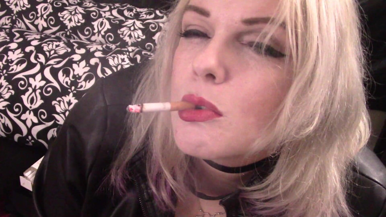 Smoke Temptress Annie Vox - Smoking Fetish: Marlboro tóc đỏ nghèn khói
