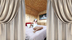 Lukerya: एक बड़े बिस्तर पर गर्म गृहिणी लुकेरिया