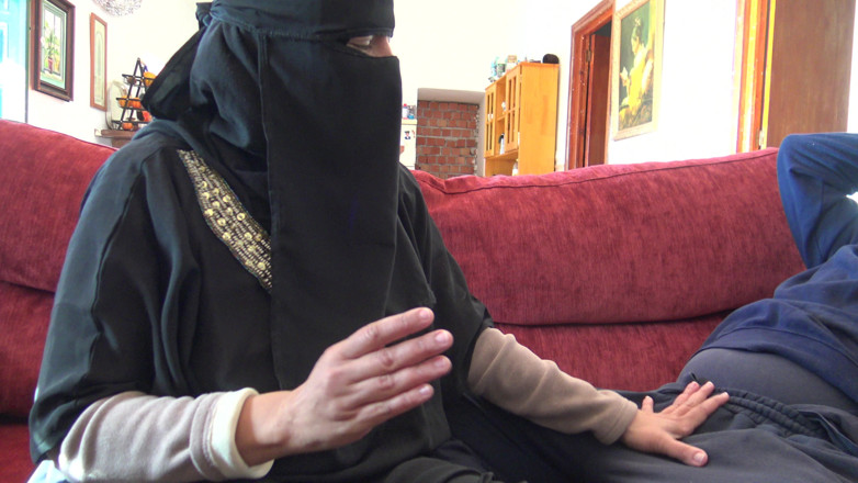 Souzan Halabi: レバノンのカッコウ妻がアフリカ人男性を自宅に招く