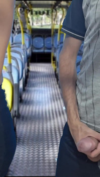Achtung! Dieser Perversling Dringt Von Hinten in Die Mädchen Im Bus Ein!!