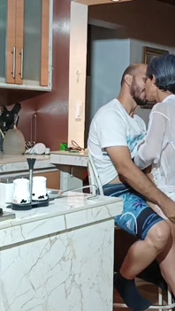존나게 긴 하루를 보낸 후 의붓이동생 따먹기 - 스페인어 포르노