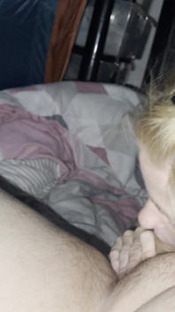 Blonde freundin blowjob in einem zelt
