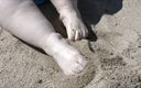 Foxy Rose: रेत में लोमड़ीदार Rose पैर