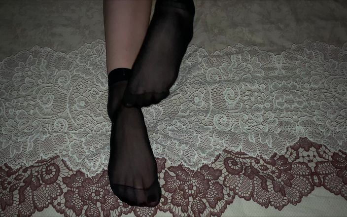 Gloria Gimson: काले नायलॉन मोज़े में लड़की अपने पैरों को दुलारती है