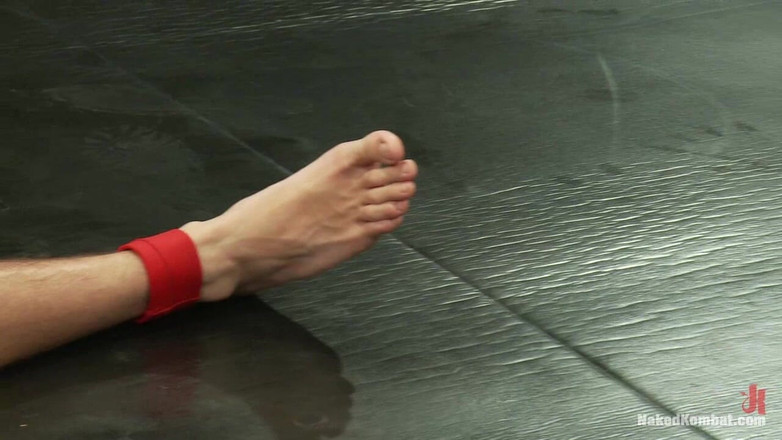 Naked Kombat: Cameron Adams versus Cercetașă