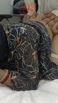 Cuplu proaspăt căsătorit care savurează sexul în camera de hotel