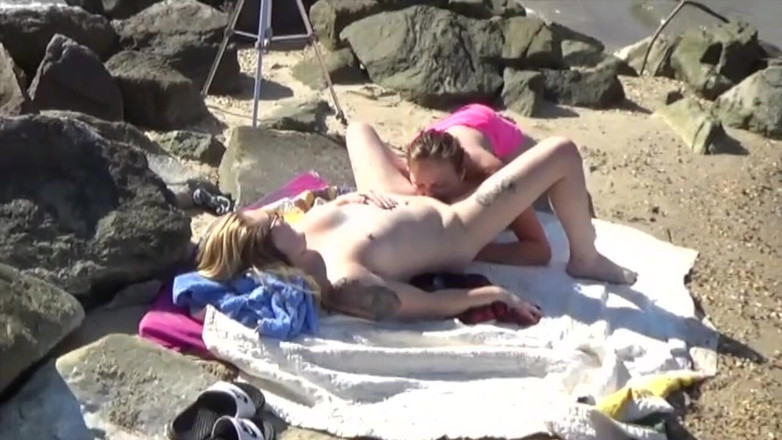 Real Amateur Sluts: Kloe och Jenna gör det på stranden!
