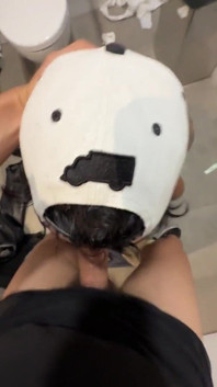 Détruit dans les toilettes du centre commercial par une énorme bite !