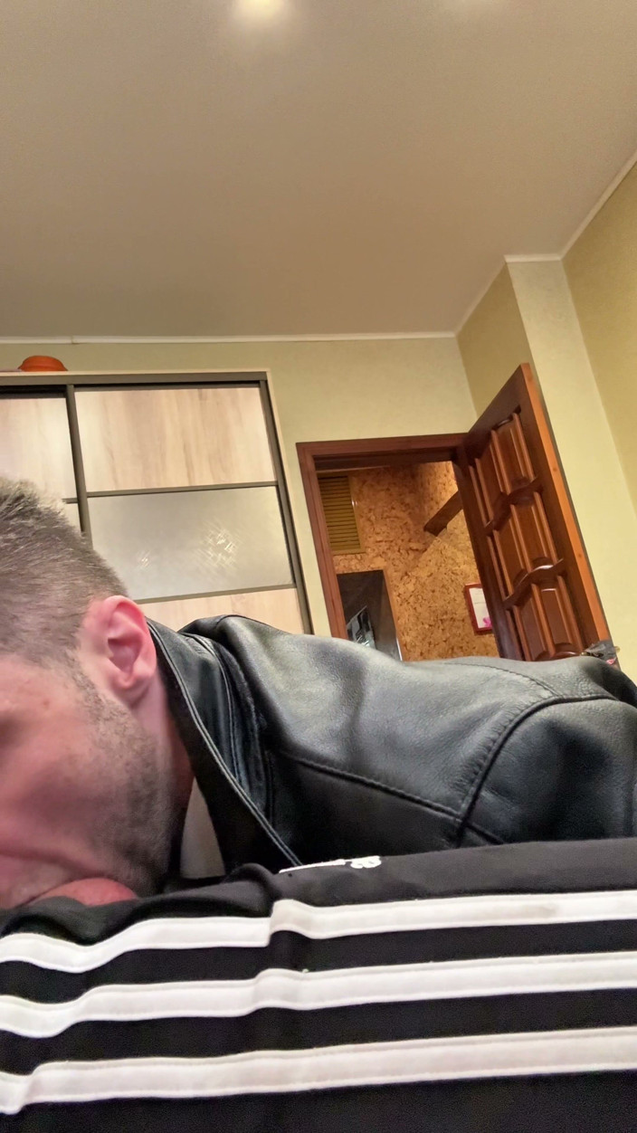 KinkySirius: Pidr v obleku slouží gopnikovi ve sportovních botách a kožené...