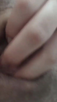 Gordinha menina masturba sua buceta molhada