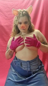 Seksi bayan domuz büyük zenci yarağı göğüslerine korna sokuyor