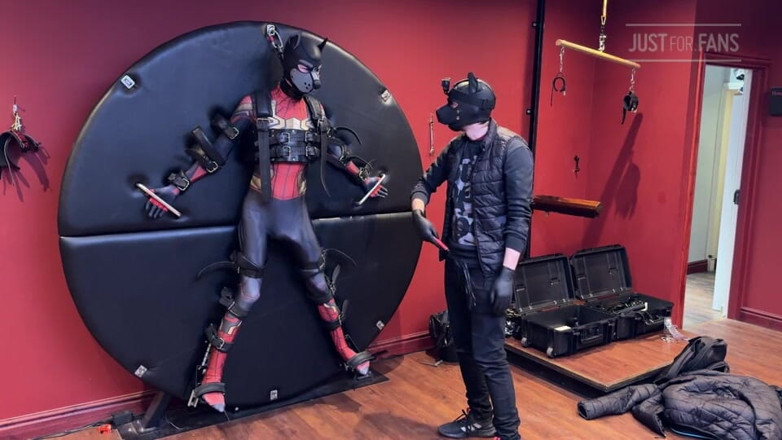 Inmate Cody and SubEdgeX: 속박 바퀴에 묶여 젖을 짜는 스파이더맨 옷을 입은 강아지 트윈크