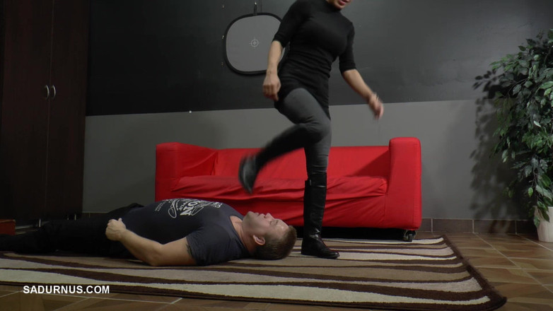 Sadurnus: Onder Nomi's spijkerbroek