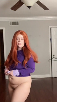 Daphne Fucks Her Pretty Pussy for You
