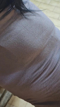 Sexy manželka šuká robertkem, zatímco dva přátelé stříkají na její robertek