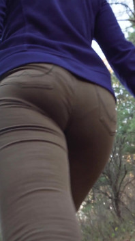 PAWG MILF ในกางเกงยีนส์รัดรูป เดินโชว์ก้นเงี่ยน เห็นรอยกางเกงในชัด