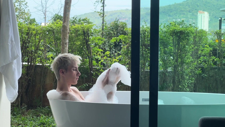 Sandro Jenner: Twink Takes a Bath and Then Gets Fucked Hard by...