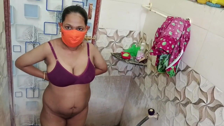 Mami4711: Banyo ateşli kız üvey anne ve üvey oğlunun çok azdırıcı anı