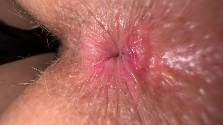 Gigi oficial: 땀을 흘리는 소녀, 열정적으로 요가를하고, 나는 밤새 그녀를 냄새 맡었어