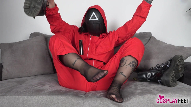 Feet & Cosplay: タトゥー入りの大きな胸の美女がマスクをかぶり、大胆なからかいの役に入ります