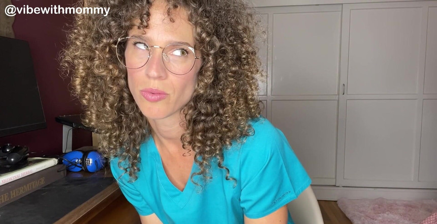 VibeWithMommy: L'infermiera ebrea solleva il dottore JOI. Lo so quanto lavori...