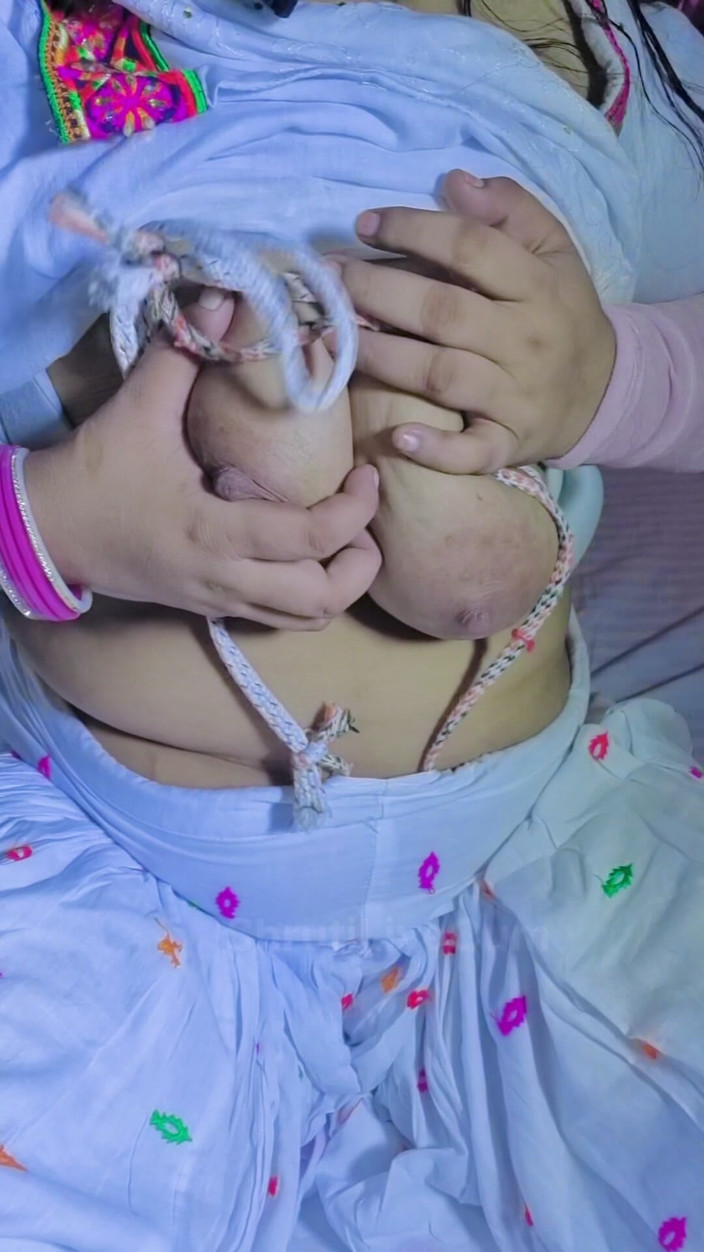 ShrutiLiveCum: Белое платье, индийская мачеха дези, возбужденное настроение, 9-дюймовый дилдо киска внутри воды наружу и прохладное тело хинди грязный разговор Shrutilivecum