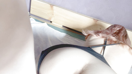 Hairy couple: 红发室友用她毛茸茸的阴户勾引我，直到我后入式操她