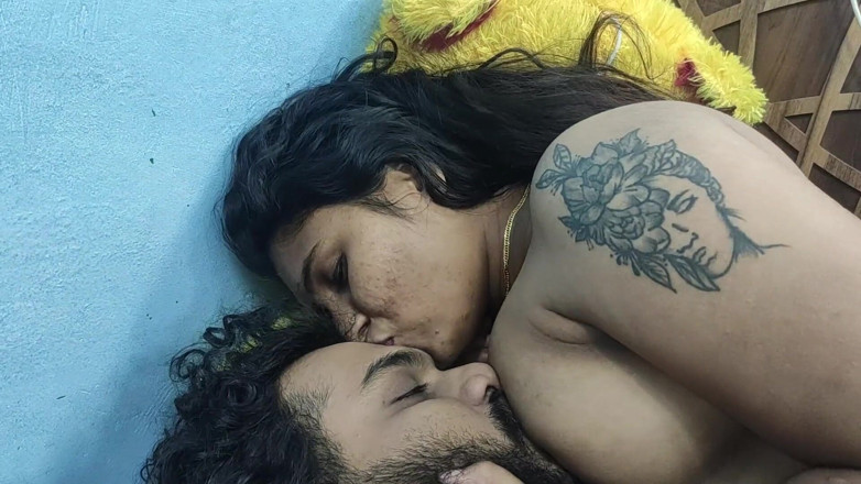 Vaigavarun45: India pareja con tetas chupar esposa y marido disfrutando de...