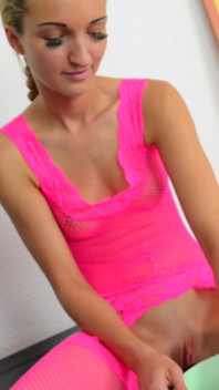 Süper seksi sıska üst düzey bebek işiyor