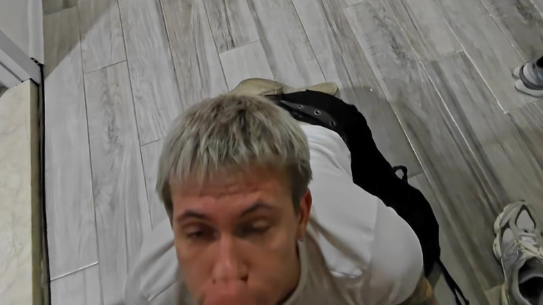 Max Gen: Setkali jsme se v klubu, šel do mého místa a spolkl...