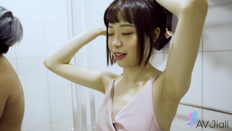 AV Jiali: ユリが初めての台本なしポルノ映画で激しく犯される