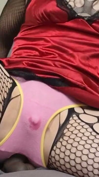 Un garçon en culotte baise un trou avec un gode à travers une culotte d’une fille, éjaculation sans les mains
