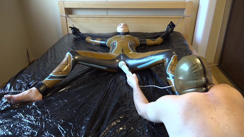 Latex Danielle: Latex Danielle está sujeta a la cama y se masturba...
