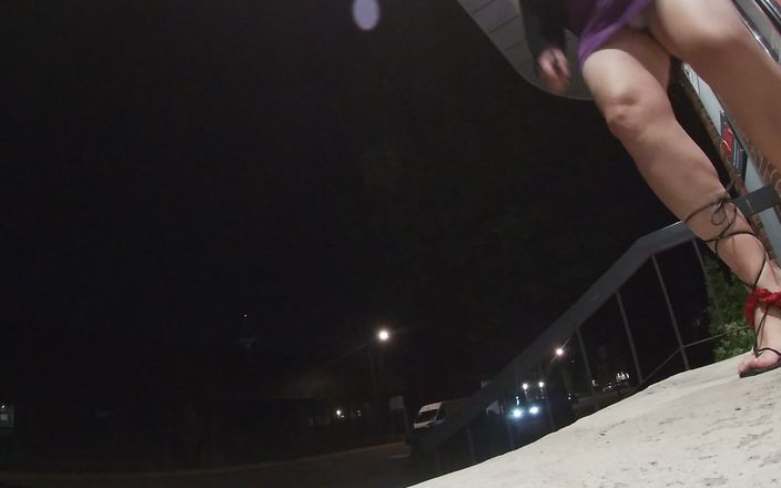 JonasBen: Draußen reifer transvestit, der treppe oben und runter geht, solo-video