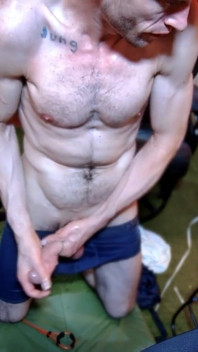 Podívejte se na toto obrovské prsa, když jsou moje ruce těsně roztrhané