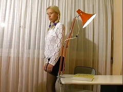 Una adolescente bionda dalla Francia dà la sua verginità anale ad un cazzo duro