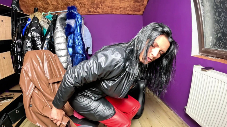 MilfyCalla: Dominante pelle miLF Whoopee cushion Fetish. Culo in pvc lucido,...