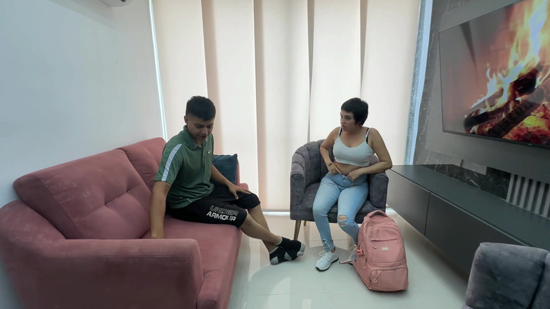 ManuelaAlvarez: Doy Un Rico Y Jugoso Regalo a Mi Latina Hermanastra...